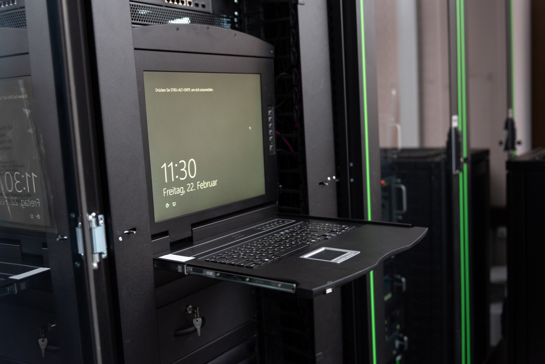 DIGITUS Console KVM modulare 19'' HD TFT, 8 porte HDMI, touchpad, tastiera GE, nera - COMPONENTI | TecnoCARE.net Sabaudia, Latina, Terracina, San Felice Circeo e Pontinia