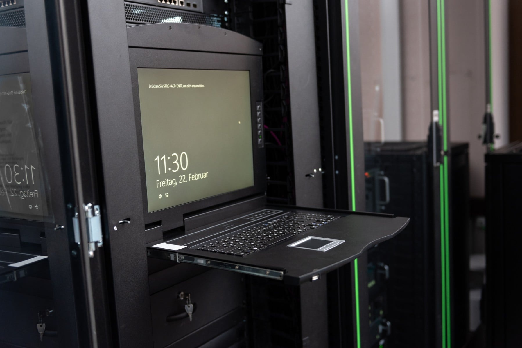DIGITUS Console KVM modulare 19'' HD TFT, 16 porte VGA, touchpad, tastiera GE, nera - COMPONENTI | TecnoCARE.net Sabaudia, Latina, Terracina, San Felice Circeo e Pontinia