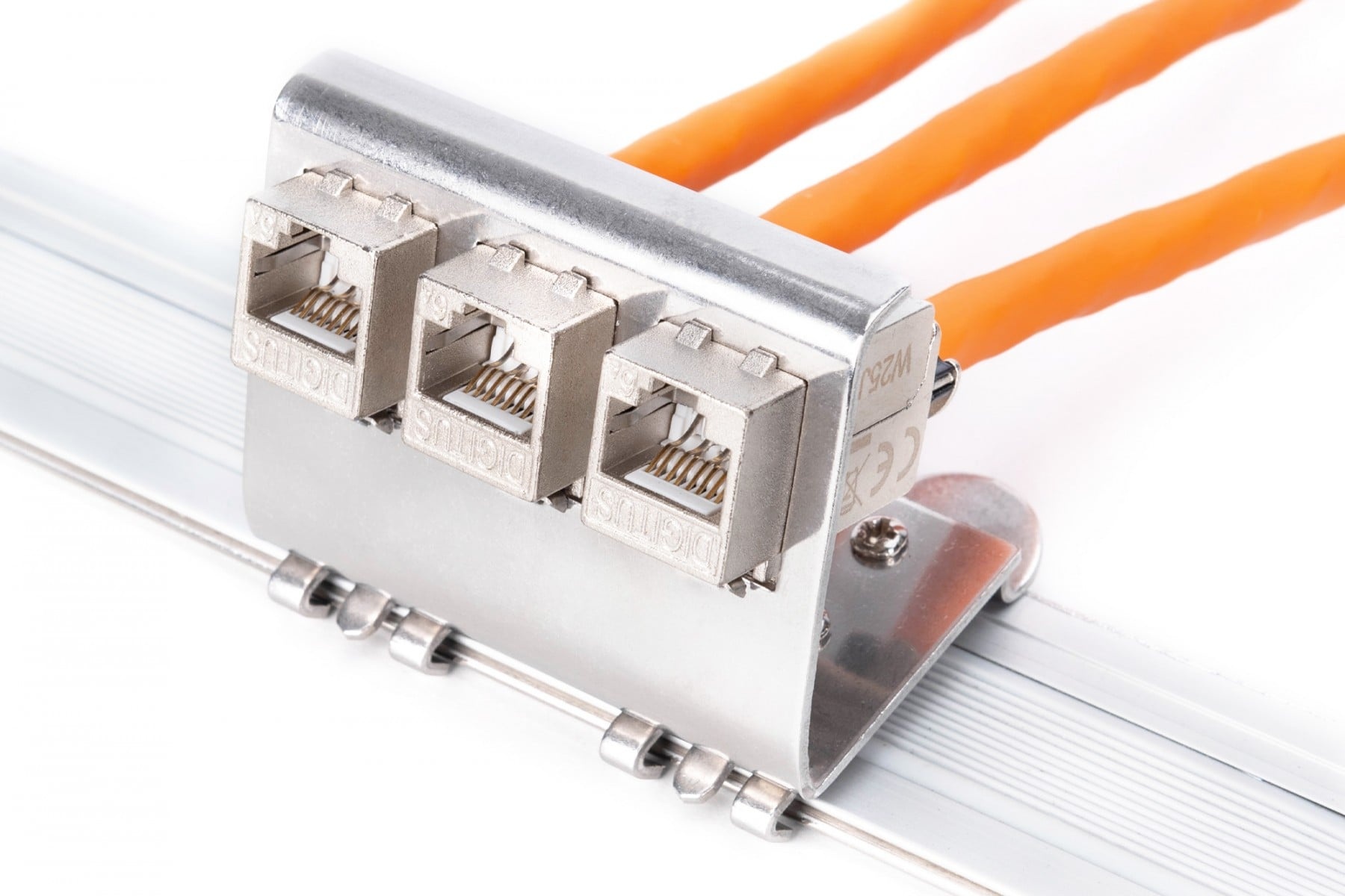 DIGITUS Adattatore keystone per guida DIN, profilo per 3x modulo keystone - DISPOSITIVI E ACCESSORI DI CABLAGGIO | TecnoCARE.net Sabaudia, Latina, Terracina, San Felice Circeo e Pontinia