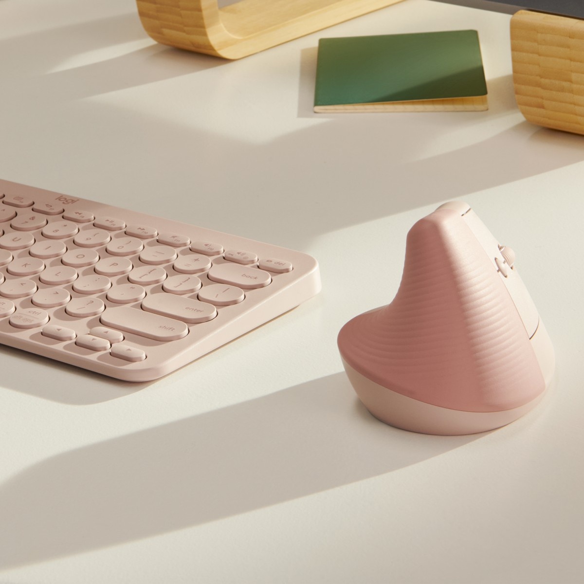 LOGITECH Logitech 910-006478 Lift Mouse Verticale Senza Fili Rosa - TASTIERE E CONTROLLER | TecnoCARE.net Sabaudia, Latina, Terracina, San Felice Circeo e Pontinia